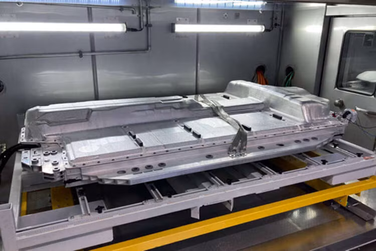 Theo BMW, pin ASSB tích hợp trong xe thử nghiệm i7 của hãng kết hợp các nguyên tắc xây dựng Gen5 đã được chứng minh (các ô trong các mô-đun) với các khái niệm mô-đun mới, sáng tạo để tích hợp các ô pin ASSB với chất điện phân gốc sulfide từ Solid Power.