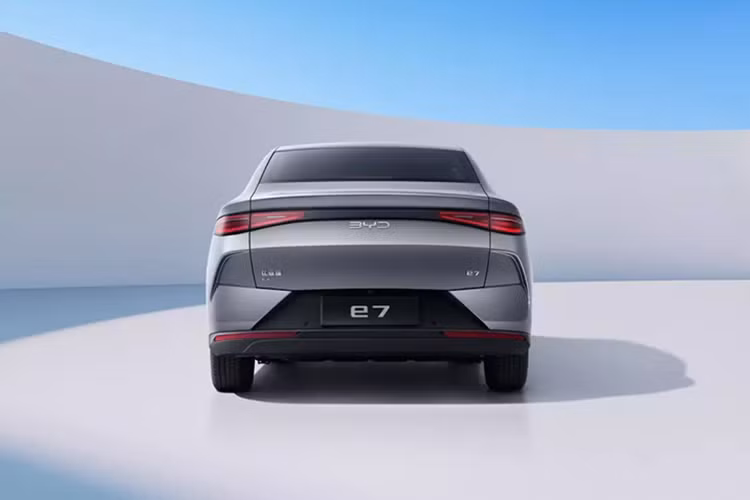 Ngoài kích thước khá lớn, BYD e7 còn được thiết kế theo phong cách tương tự mẫu ô tô điện Denza Z9 cao cấp. Trong đó, khu vực đầu xe tạo hiệu ứng "mặt cười" theo cách miêu tả của hãng BYD. Khu vực này được thiết kế khí động lực học với đèn pha sắc nét, phần mũi xe nhọn giống cá mập và hốc gió nhỏ hình thang.