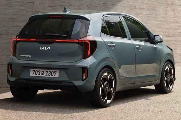 Trong bối cảnh mẫu xe đang chật vật về doanh số trước sự cạnh tranh từ Hyundai Grand i10 và Toyota Wigo, việc đưa phiên bản 2025 về nước – đặc biệt là giữ lại gói ADAS tiêu chuẩn – có thể là “lá bài lật ngược thế cờ” cho Kia trong phân khúc hatchback hạng A.