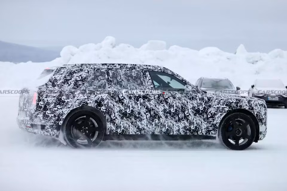 Theo một số nguồn tin, phiên bản hoàn toàn mới của Rolls-Royce Cullinan sẽ là một chiếc SUV thuần điện, phát triển trên nền tảng Architecture of Luxury tương tự dòng Spectre.