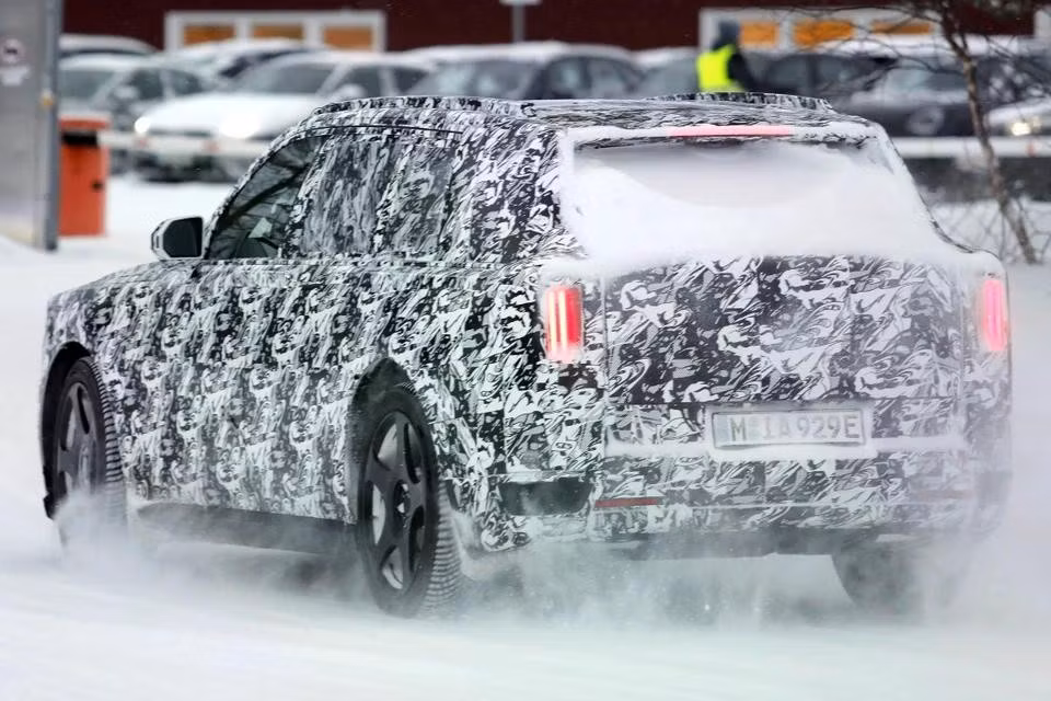 Thay vì bộ pin điện 102 kWh quen thuộc, chiếc SUV này sẽ trang bị công nghệ pin "Gent" của BMW, vốn được sử dụng cho thế hệ sản phẩm Neue Klasse mới của tập đoàn này.