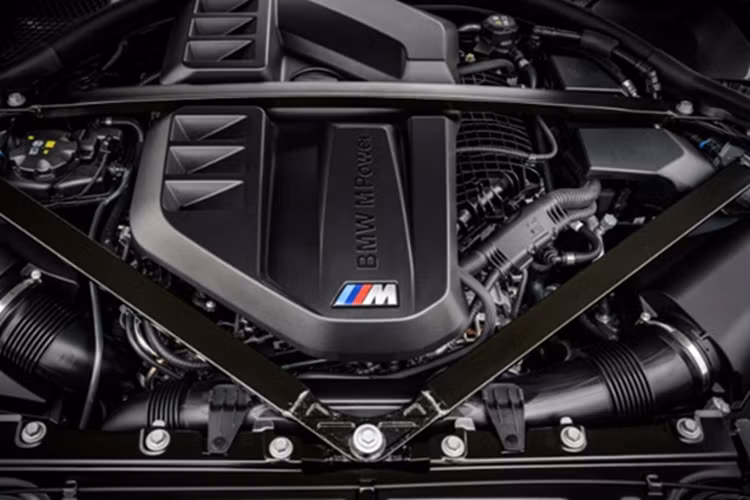 Với việc tăng công suất và giảm trọng lượng, BMW M cũng đã điều chỉnh toàn diện hệ thống vận hành. Xe sở hữu lò xo cứng hơn, giảm xóc thích ứng được tinh chỉnh, đi kèm các nâng cấp cho vi sai chống trượt điện tử, hệ thống phanh ABS và kiểm soát ổn định thân xe.