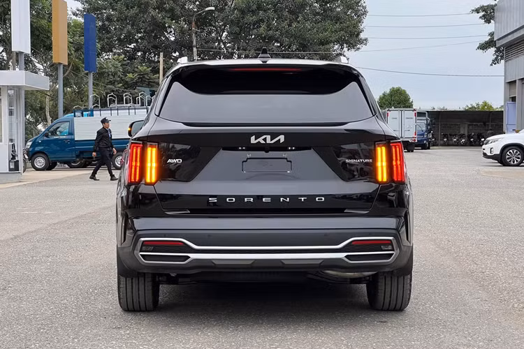 Với các dòng sedan, hãng Kia cũng triển khai chương trình giảm giá với mức khiêm tốn hơn, dao động từ 10 - 30 triệu đồng. Trong đó, mức khuyến mãi 30 triệu đồng dành cho cặp đôi Kia K5 và K3, tùy phiên bản. Ngoài chương trình giảm giá, các mẫu xe Kia còn được áp dụng chính sách bảo hành 5 năm hoặc 150.000 km, tùy điều kiện nào đến trước.