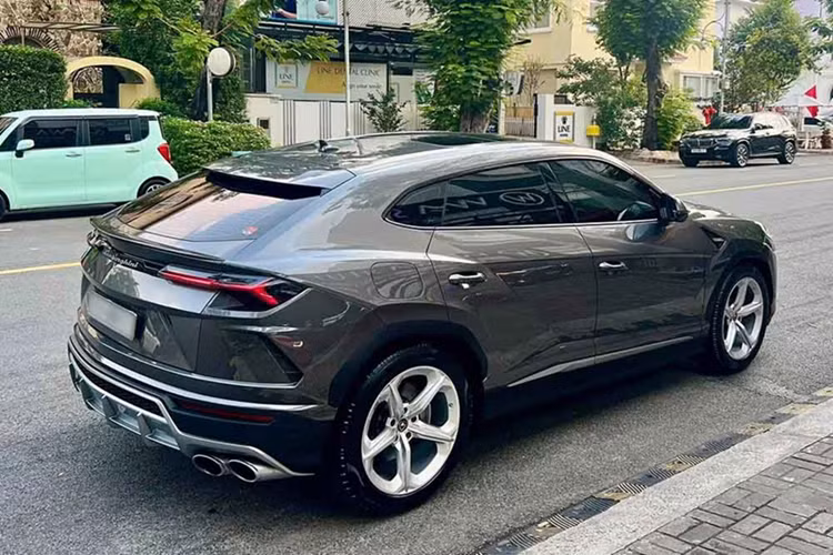 Hãng siêu xe Lamborghini trang bị đến 6 chế độ lái cho siêu SUV Urus và gọi là Anima. Ngoài 3 chế độ lái quen thuộc trên các siêu xe như Strada (đường phố), Sport (thể thao), Corsa (đường đua), siêu SUV Urus còn có thêm 3 chế độ lái khác là Sabbia (đường cát), Terra (việt dã) và Neve (tuyết).