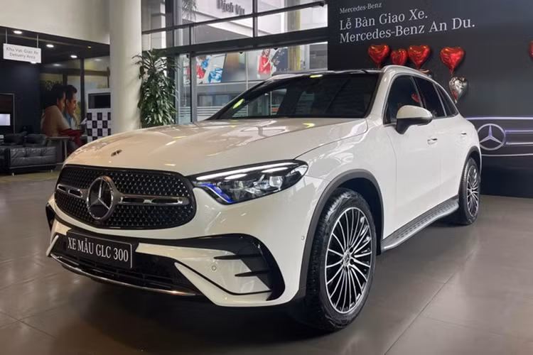 Cả hai phiên bản đều được trang bị 6 túi khí, phanh tay điện tử, hỗ trợ khởi hành ngang dốc, chức năng hỗ trợ tự động điều chỉnh pha/cốt, hỗ trợ giữ khoảng cách chủ động Distronic, hỗ trợ phanh phòng ngừa va chạm, hỗ trợ giữ làn chủ động, hỗ trợ đỗ xe chủ động Parktronic, chức năng cảnh báo mất tập trung, hỗ trợ cảnh báo điểm mù và hệ thống kiểm soát hành trình.