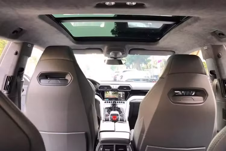 Siêu SUV Lamborghini Urus từng được mệnh danh là chiếc SUV nhanh nhất thế giới, xe này được trang bị động cơ xăng V8, tăng áp kép, dung tích 4.0 lít, sản sinh công suất tối đa 650 mã lực và mô-men xoắn cực đại 850 Nm.