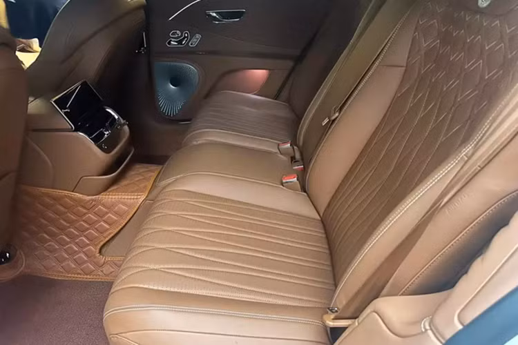 Có 2 phiên bản Bentley Flying Spur là V8 và W12, chúng khác nhau cơ bản ở giá bán cũng như động cơ đi kèm.