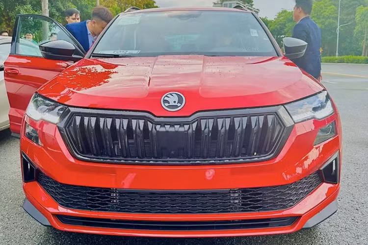 Về ngoại hình, mẫu SUV cỡ C này sở hữu ngoại hình ấn tượng hơn. Đúng như tên gọi, phiên bản Sportline của mẫu SUV cỡ C này được thiết kế theo hơi hướng thể thao và sử dụng khung gầm MQB A1 cao cấp.