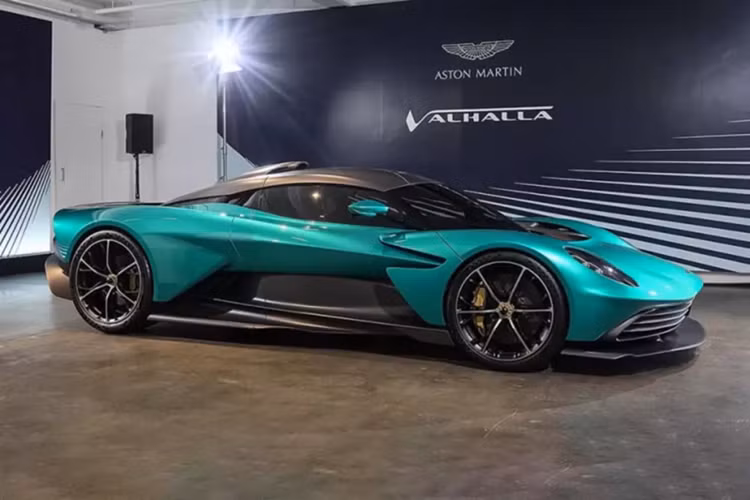 1 lần gặp mặt tình cờ, ông Vũ nhấn mạnh với chúng tôi Aston Martin Valhalla chỉ được sản xuất đúng 88 xe, không phải 999 chiếc như hãng thông báo với giới truyền thông, và cho biết đã sẵn sàng để thanh toán ngay khi xe về Việt Nam.