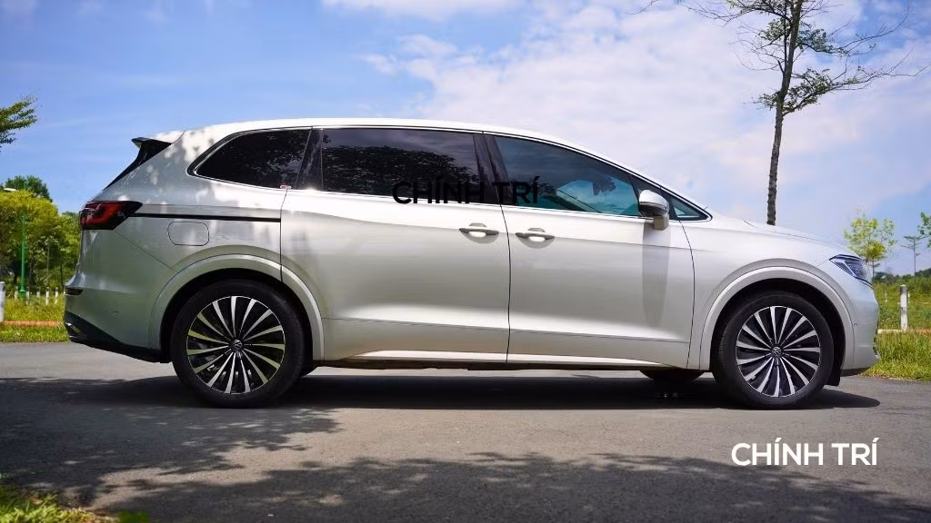 Xét về kích thước, Viloran thuộc nhóm MPV cỡ lớn với kích thước 5.346 x 1.976 x 1.791 mm, và chiều dài cơ sở đạt 3.180 mm. Những con số này không chỉ tạo nên một dáng hình bề thế mà còn đảm bảo không gian nội thất rộng rãi ở cả ba hàng ghế.