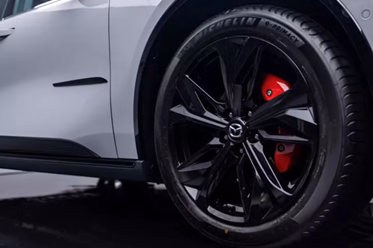 Theo đó, EZ-6 Sports Edition sử dụng lưới tản nhiệt quen thuộc của Mazda và cụm đèn pha thiết kế hai tầng, với đèn chính đặt bên dưới dải đèn LED định vị ban ngày. Hệ thống chiếu sáng phía trước của xe được gọi bằng cái tên “Wings of Light” (Đôi cánh ánh sáng), bao gồm cả logo Mazda phát sáng tùy chọn.