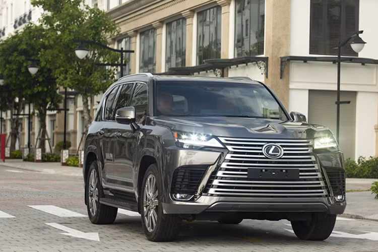Thiết kế ngoại hình của dòng xe Lexus LX600 thế hệ thứ 4 được nhận xét gọn gàng, chiều dài cơ sở xe giữ nguyên 2.850 mm, không thay đổi từ phiên bản 1995 đến nay, nhưng Lexus LX600 nhẹ hơn bản trước 200 kg nhờ khung gầm mới và cửa nhôm.