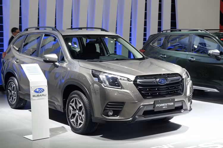 Tuy nhiên, Subaru Forester cũng có những ưu điểm riêng. Nổi bật trong số đó là gói trang bị an toàn EyeSight 4.0 hiện đại. Gói này bao gồm những tính năng an toàn chủ động như phanh tự động phòng tránh va chạm, đánh lái khẩn cấp tự động, kiểm soát hành trình thích ứng, định tâm làn đường và hỗ trợ giữ làn đường.