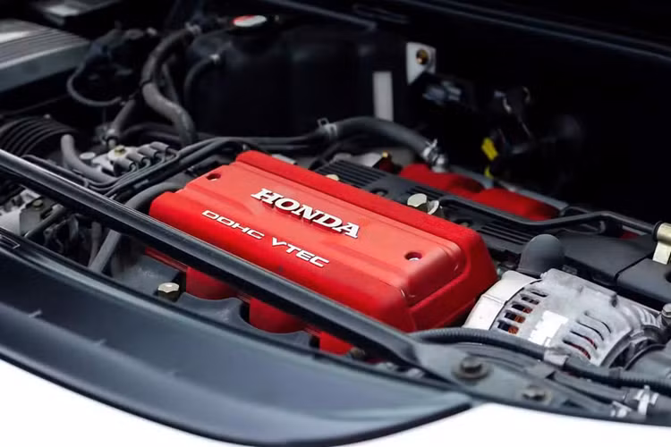 NSX có trọng lượng nhẹ hơn Porsche 911 nhưng lại cứng hơn gần 50% về cấu trúc. Xe có tính khí động học cao nhưng vẫn cuốn hút nhờ thiết kế từ Pininfarina của Ý. Với động cơ V6 3.0 lít đặt giữa, mang lại sự cân bằng trọng lượng hoàn hảo, NSX xử lý cua cực kỳ xuất sắc.