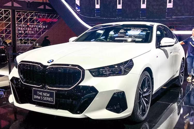 BMW 5-Series 2025 mới dự kiến cũng sẽ ra mắt cùng thời điểm với BMW X3. Nhiều khả năng mẫu xe sẽ có thêm biến thể thuần điện i5 bên cạnh các phiên bản động cơ đốt trong.