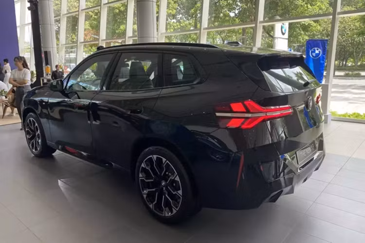 BMW X3 thế hệ thứ 4 trang bị nhiều công nghệ hỗ trợ lái tiên tiến, gồm: hệ thống cảnh báo va chạm phía trước; cảnh báo lệch làn đường; gói hỗ trợ lái Driving Assistant Plus với tính năng kiểm soát hành trình thích ứng (Adaptive Cruise Control).