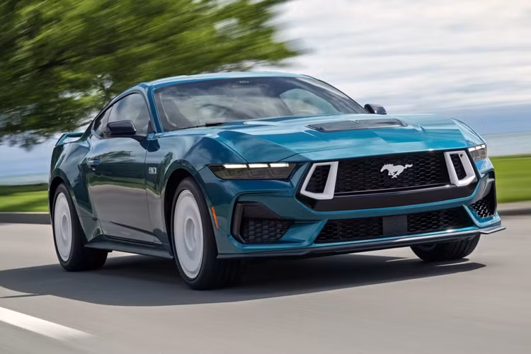 Mustang GT FX không có sự thay đổi về sức mạnh so với Mustang GT Premium, vẫn là khối động cơ V8 5.0 L hút khí tự nhiên, sản sinh công suất 480 mã lực hoặc 486 mã lực với hệ thống xả kép Active Valve. Xe có 2 tuỳ chọn hộp số sàn 6 cấp hoặc số tự động 10 cấp.