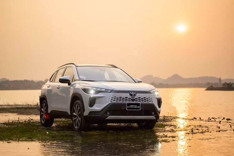 Cuối cùng là gói nâng cấp từ Modellista, áp dụng cho cả các phiên bản khác của dòng Toyota Corolla Cross. Gói Tech Elegant Style bổ sung các chi tiết khí động lực học cùng màu thân xe như ốp cản trước/sau, ốp hông và viền chắn bùn mở rộng. Bên cạnh đó là lưới tản nhiệt mạ crôm với viền đồng bộ và bộ mâm hợp kim 18 inch mới mang phong cách cao cấp.