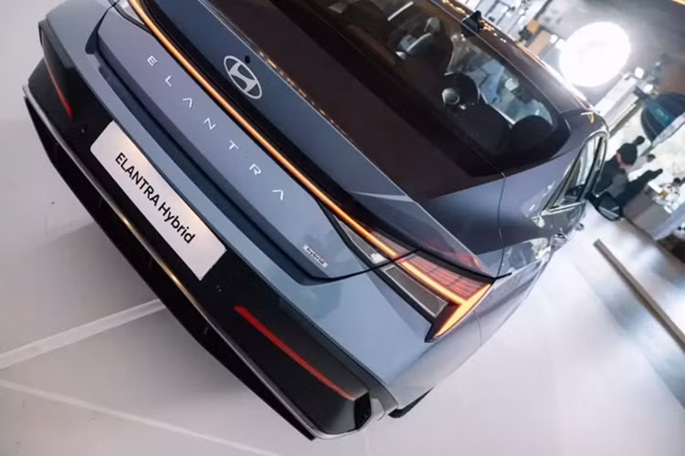 Bước sang phiên bản mới, Hyundai Elantra được áp dụng ngôn ngữ thiết kế “Parametric Jewel” đặc trưng của hãng với các đường nét góc cạnh từ trước ra sau. Trong đó, khu vực đầu xe được làm mới với lưới tản nhiệt hẹp hơn, đi kèm mắt lưới hình học, và cụm đèn pha LED thanh mảnh hơn, tích hợp dải đèn LED định vị ban ngày dài hơn trước.