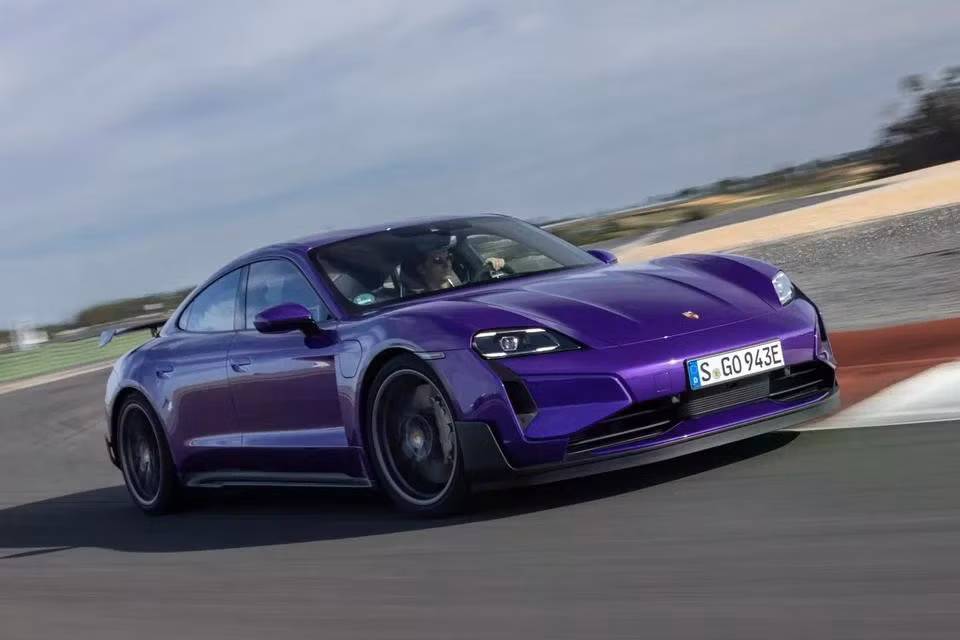 Ít người biết rằng, tên gọi của mẫu xe thuần điện đầu tiên của Porsche cũng có nghĩa là con ngựa. Trong tiếng Thổ Nhĩ Kỳ, "Taycan" có nghĩa là con ngựa trẻ trung, đồng thời mang ý nghĩa "năng động".