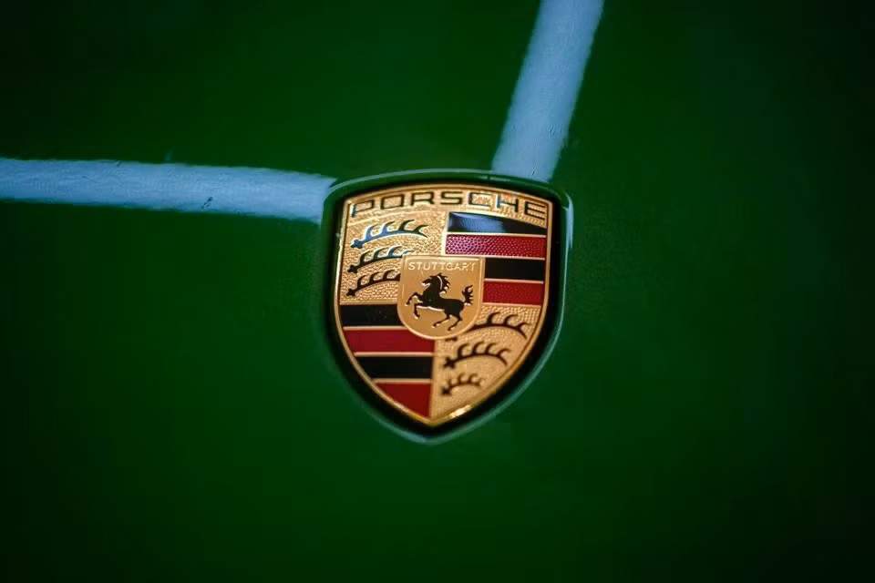 Một chú ngựa khác cũng nổi tiếng không kém là trên logo của Porsche. Biểu tượng này lần đầu xuất hiện trên vô lăng của mẫu Porsche 356 vào năm 1952.
