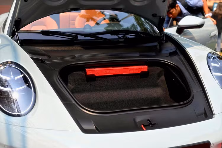 Porsche thiết kế nội thất 911 mới với tiêu chuẩn hai chỗ ngồi. Lần đầu tiên nút khởi động mới xuất hiện trên 911, được đặt ở bên trái của vô lăng.