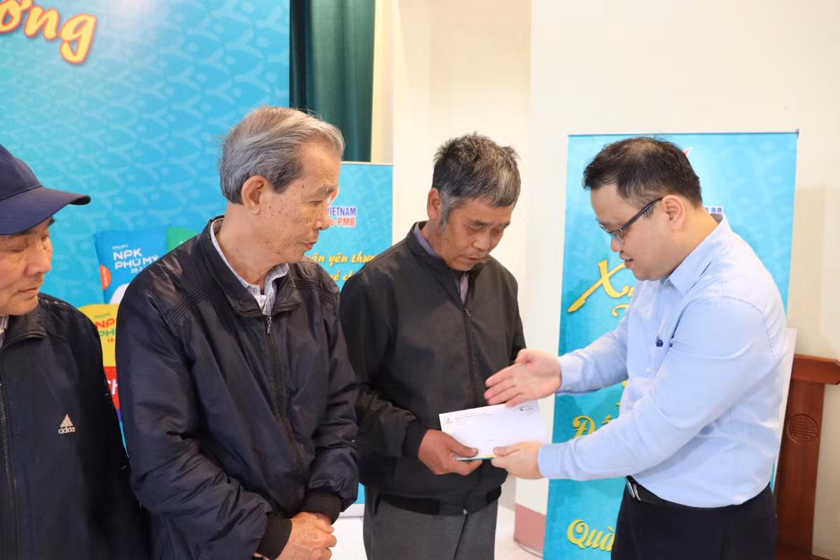 chuong-trinh-xuan-yeu-thuong-tet-se-chia-da-mang-8000-phan-qua-den-37-tinh-thanh.jpg