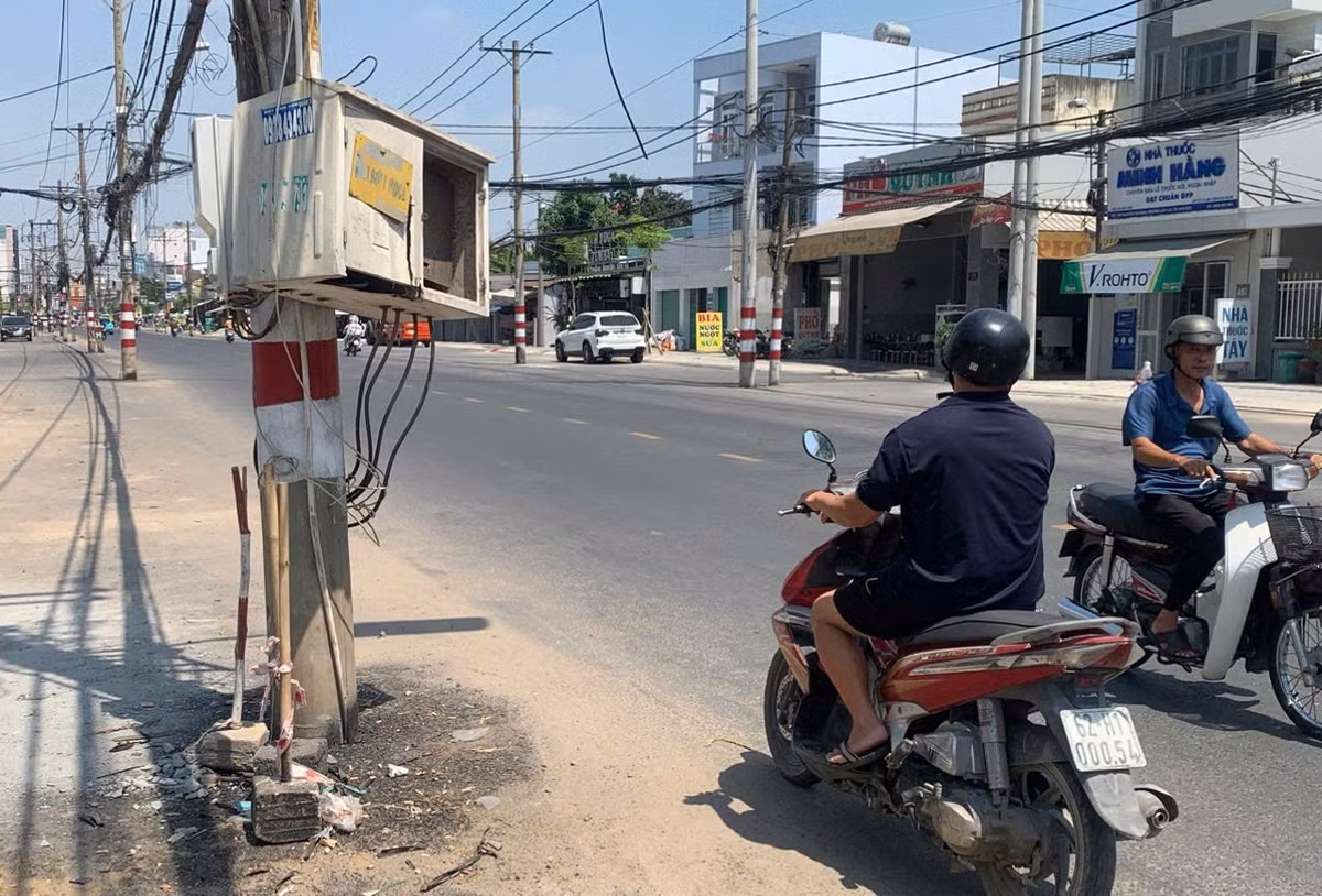 Theo người dân, việc hàng trụ điện đứng giữa đường gây cản trở giao thông và có nguy cơ gây tai nạn, một số tủ điện nằm lơ lửng ngang tầm người đi xe máy, rất dễ va vào mặt.