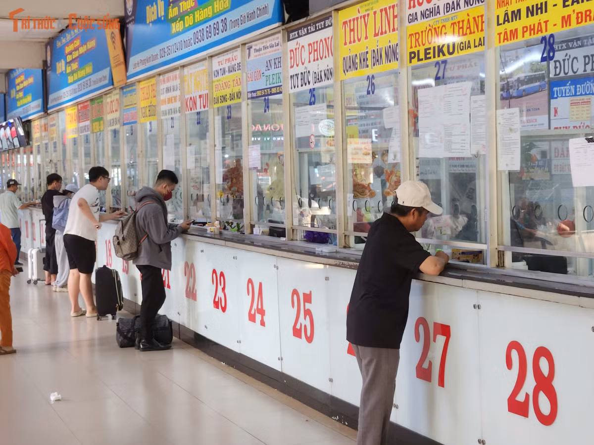 Tại bến xe Miền Đông cũ và mới, ghi nhận lượng khách có tăng nhưng không đáng kể. Các quầy vé không có cảnh xếp hàng hay chen lấn. Nhiều hành khách tỏ ra ngạc nhiên khi bến xe dịp lễ nhưng khách không đông.