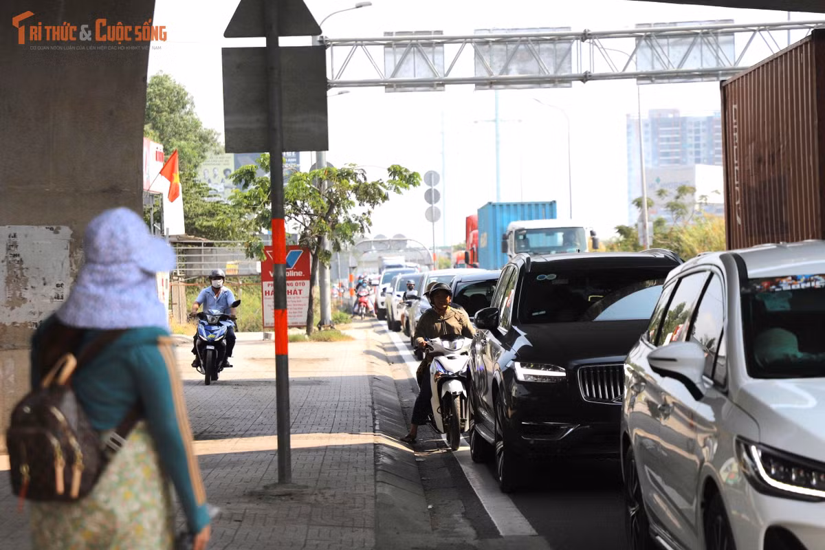 Trên các con đường, nắng như đổ lửa đã làm nung nóng lớp nhựa đường, tạo nên một bức xạ nhiệt lớn. Người tham gia giao thông mệt mỏi khi vừa dính phải kẹt xe vừa bị nắng nóng gay gắt.