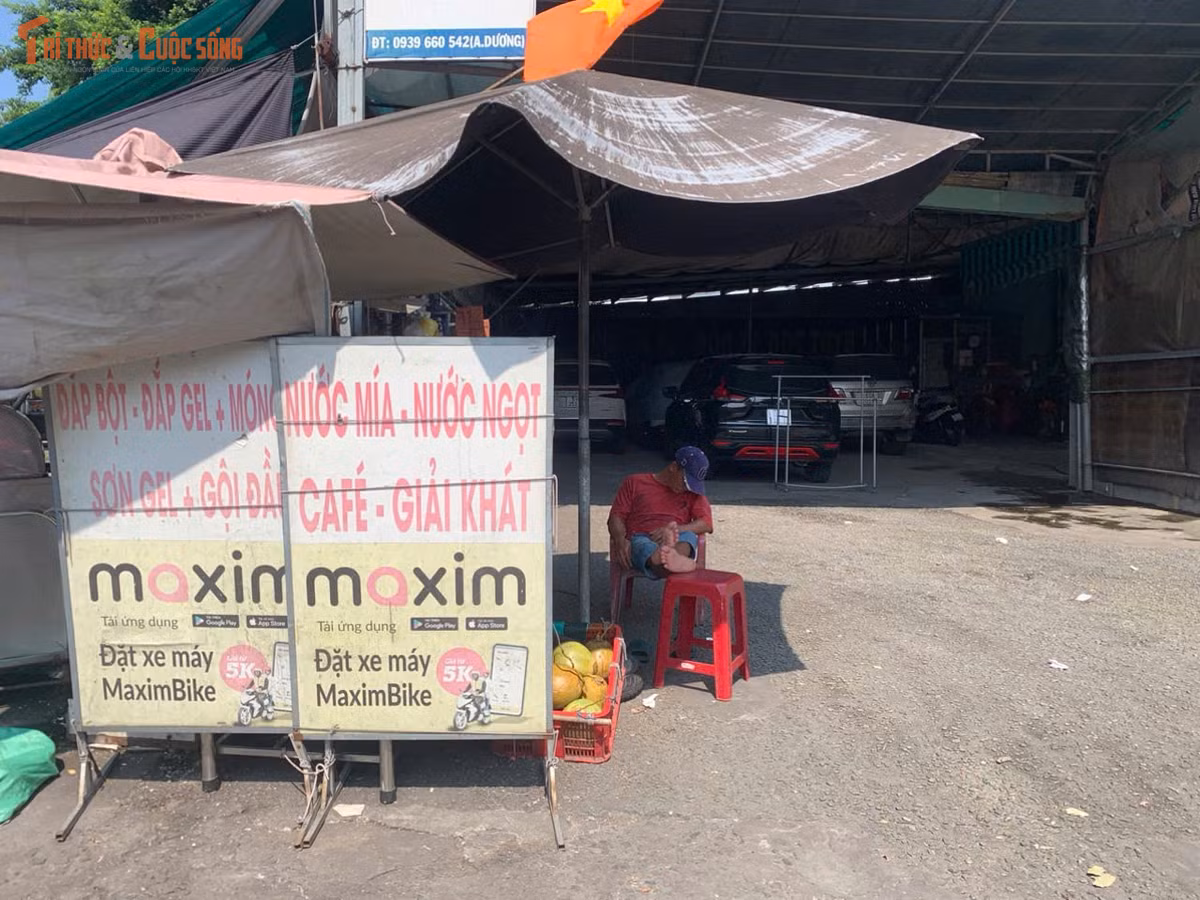 Người dân cảm nhận rõ rệt sức nóng kinh khủng do nhiệt độ thời tiết tăng cao.
