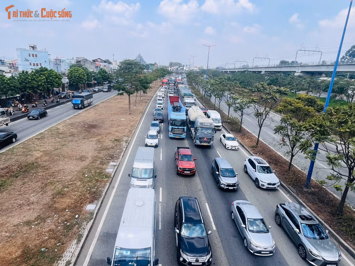 Các phương tiện nhích từng chút một trên đường ở các tuyến đường cửa ngõ phía Đông TP HCM trong ngày đầu nghỉ lễ.