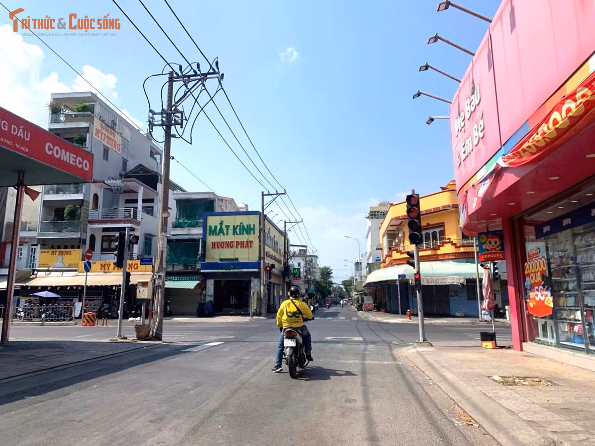 Nhiều tuyến đường lát đác vài phương tiện lưu thông.