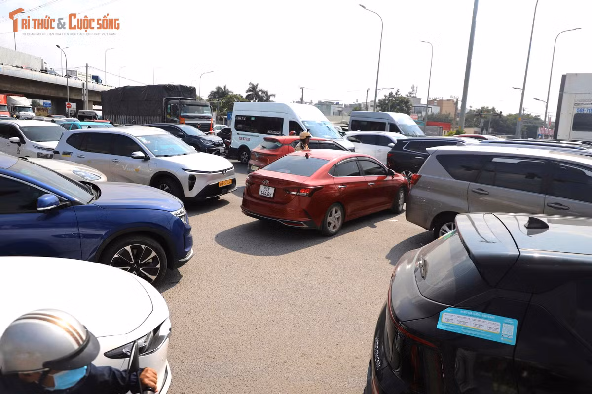Giao thông rối loạn ở các nút giao lộ cửa ngõ phía Đông TP do lượng phương tiện đổ về đây đông.