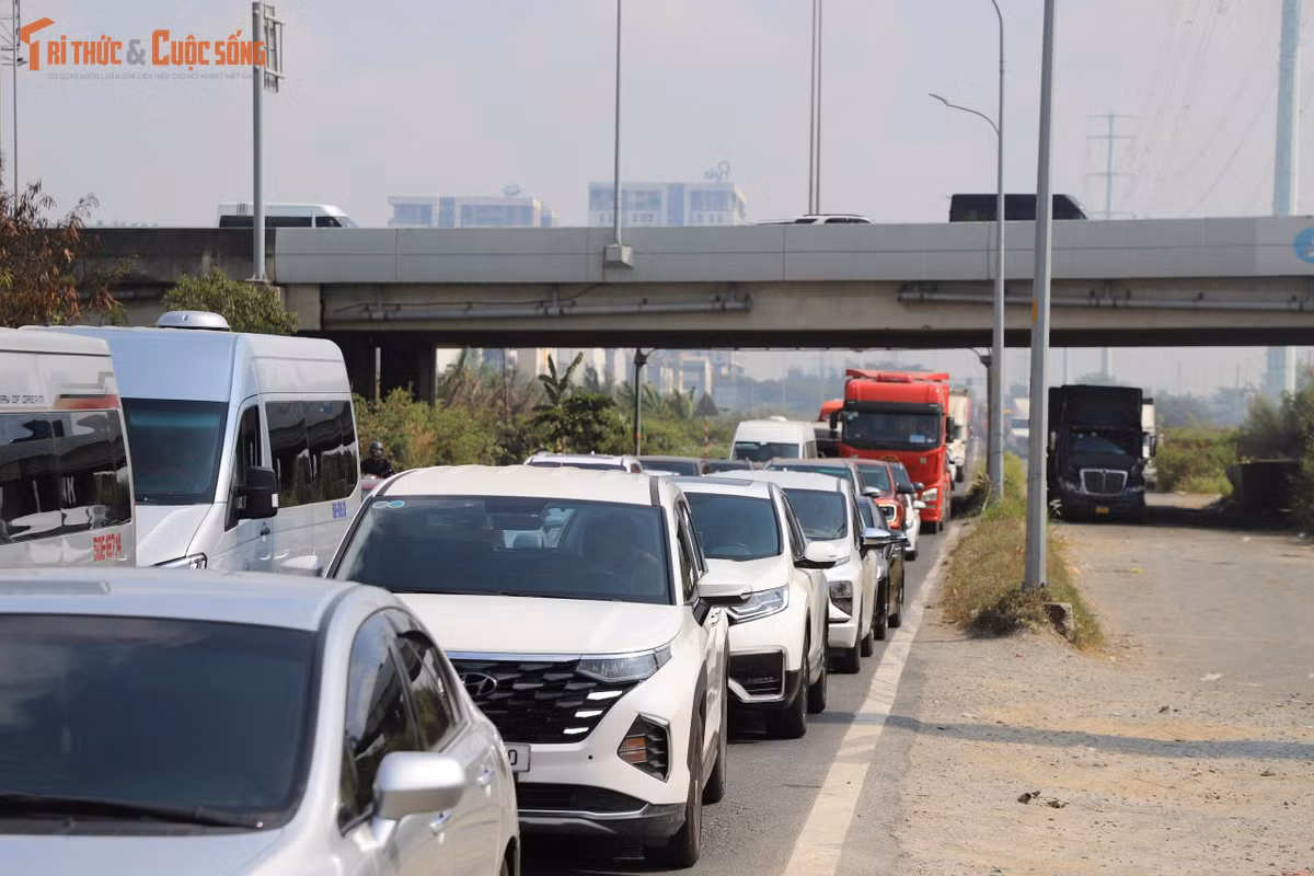 Tại các giao lộ giao thông rối loạn khi lượng phương tiện đổ về khu vực cửa ngõ TP HCM quá lớn.