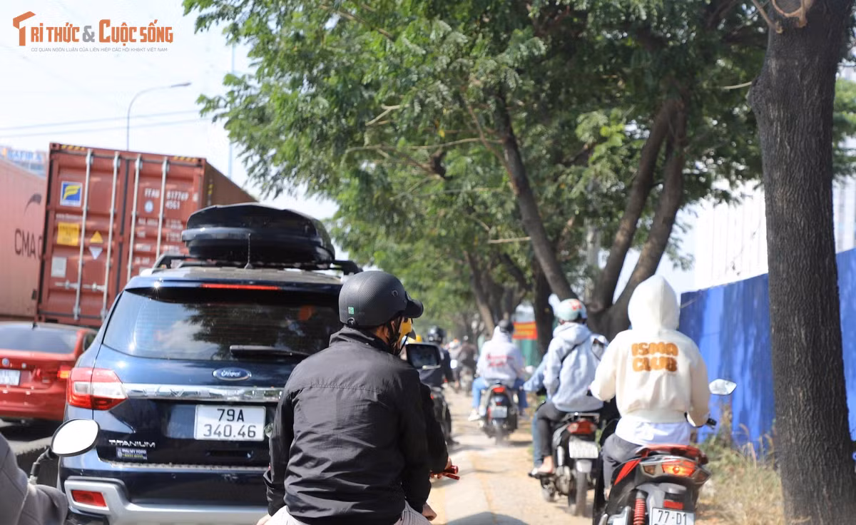 “Trời nắng gắt cộng với kẹt xe làm cho đường về nhà vất vả hơn bao giờ hết”, chị Phạm Thị Hương quê ở Vũng Tàu chia sẻ khi bị kẹt xe ở cửa ngõ phía Đông TP.