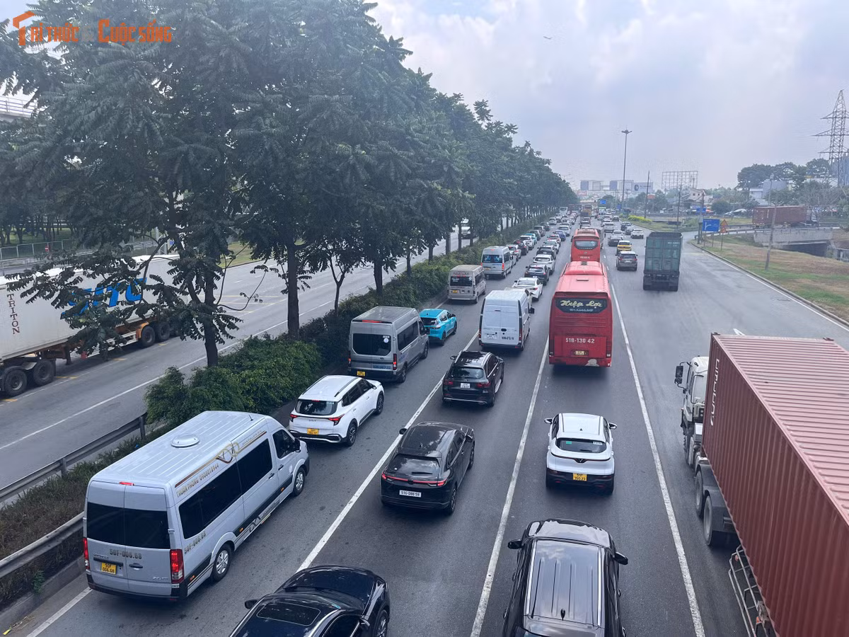 Dòng phương tiện chen chúc nhau ở cửa ngõ phía Đông TP HCM trong sáng và trưa 30/4.