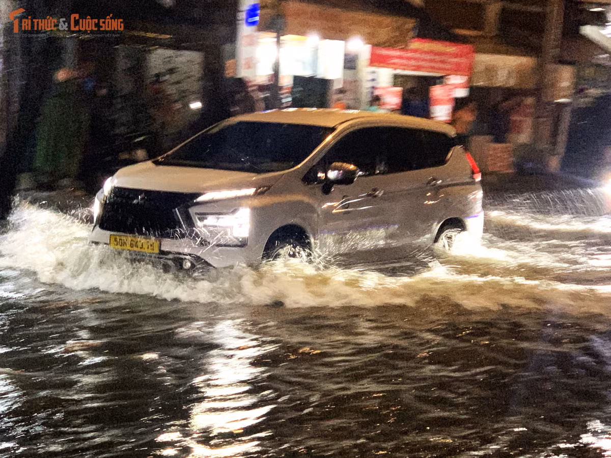 Tối 30/5, trận mưa lớn kéo dài hơn một giờ khiến hàng loạt tuyến đường tại TP HCM ngập sâu. Tại đường Bình Trị Đông (phường Bình Trị Đông), nước ngập gần nửa mét và kéo dài cả km, khiến nhiều phương tiện chết máy, giao thông hỗn loạn.