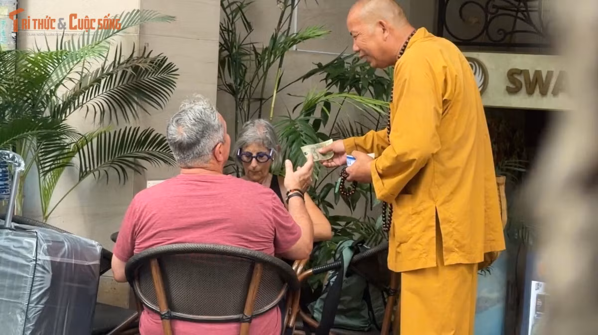 Và du khách buộc phải đưa đúng số tiền ông ta gợi ý với tâm thế tránh phiền phức.