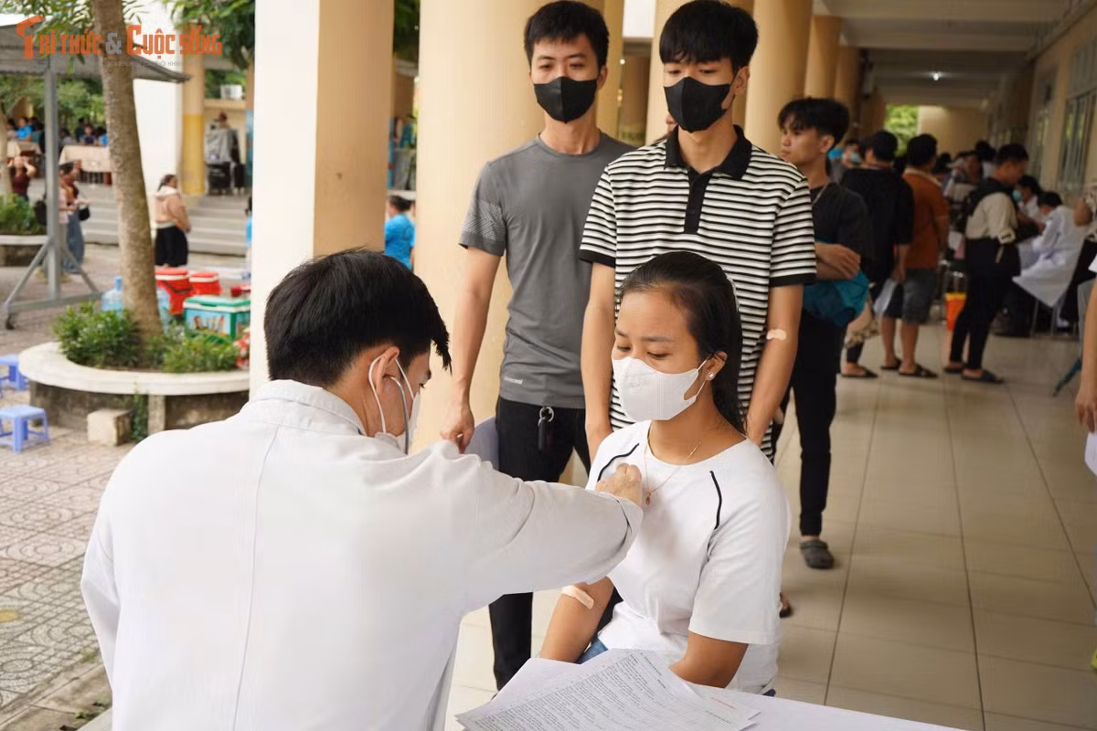 Các Y, bác sĩ thăm khám sức khoẻ cho người dân....