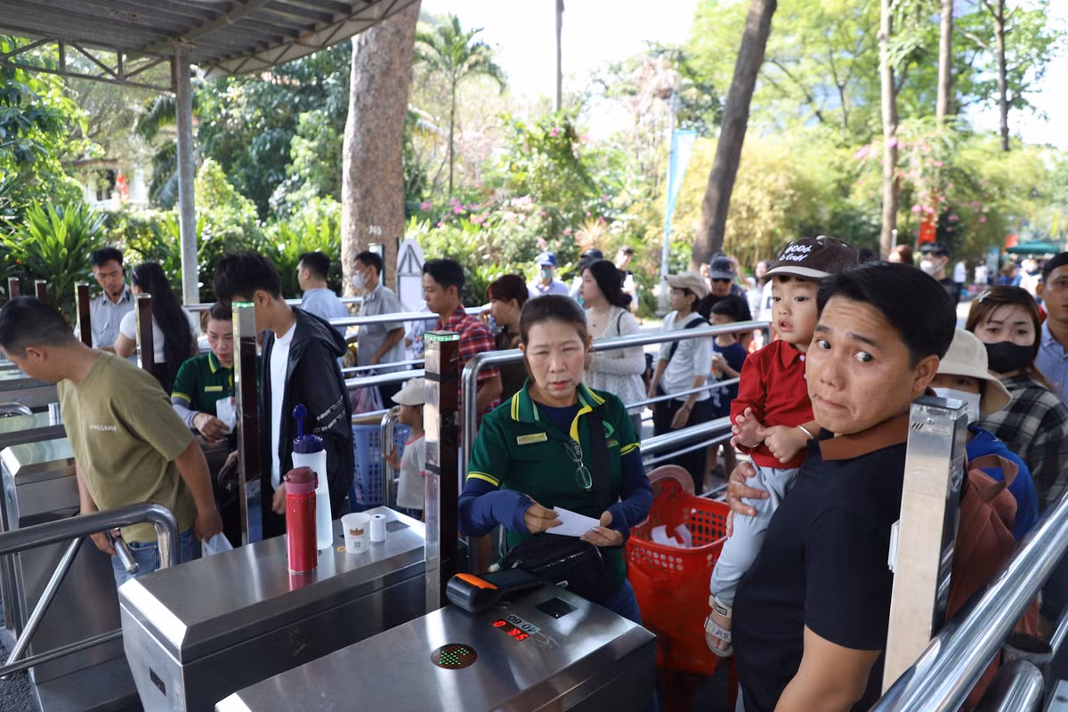 Đến hơn 15h chiều mùng 6 Tết, Thảo Cầm Viên vẫn còn rất đông khách đến mua vé vào cổng tham quan. Trước đó, suốt từ sáng đến giữa trưa cùng ngày, dù trời nắng gắt, nhưng du khách vẫn nườm nượp đổ về khiến khu vực cổng soát vé luôn trong tình trạng quá tải.