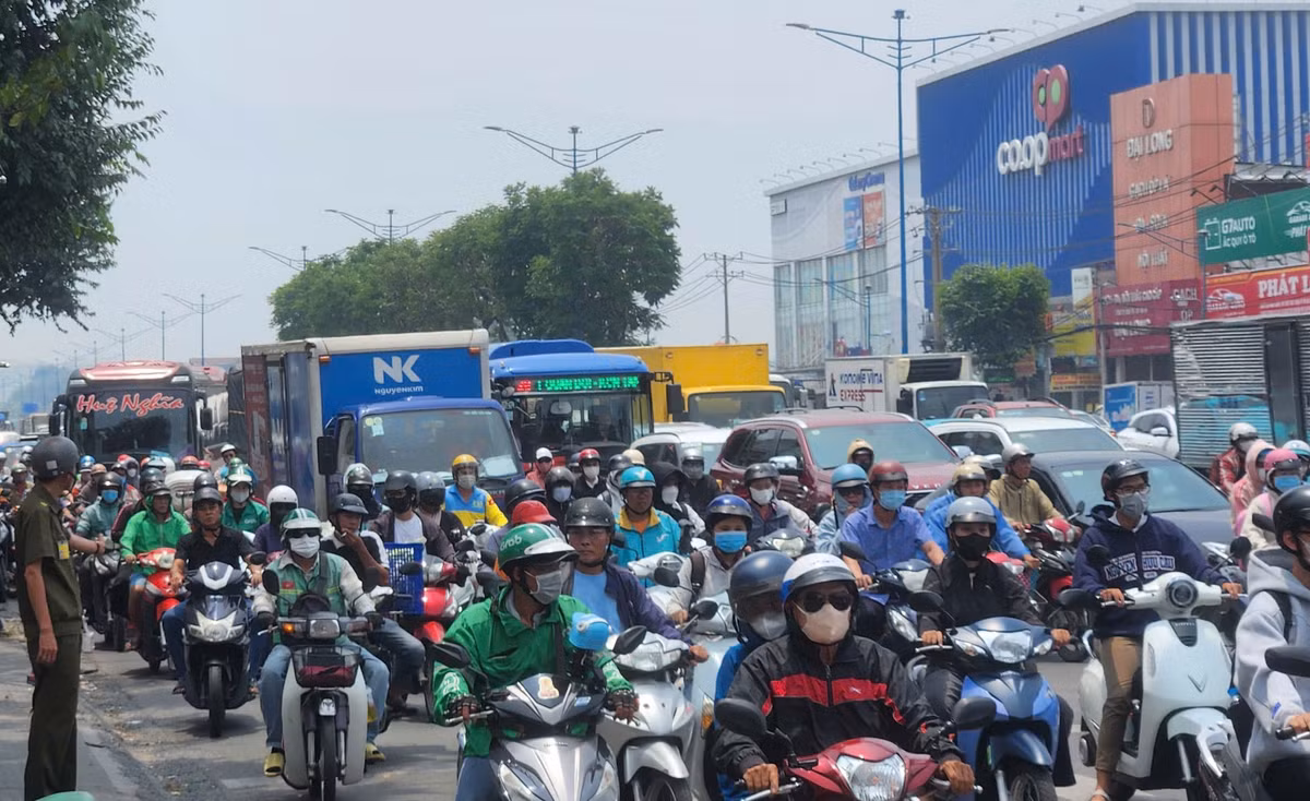Nhận được tin báo, lực lượng CSGT có mặt phong tỏa hiện trường, điều tiết giao thông qua khu vực. Ảnh hưởng của vụ tai nạn khiến giao thông qua khu vực bị ùn tắc nghiêm trọng.