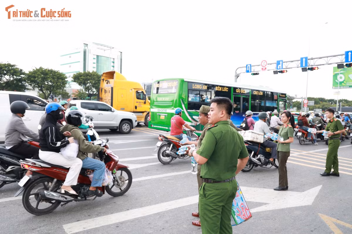 Gallery - Người dân rời TP HCM về quê nghỉ lễ, nhiều tuyến đường cửa ngõ ùn tắc - image 4