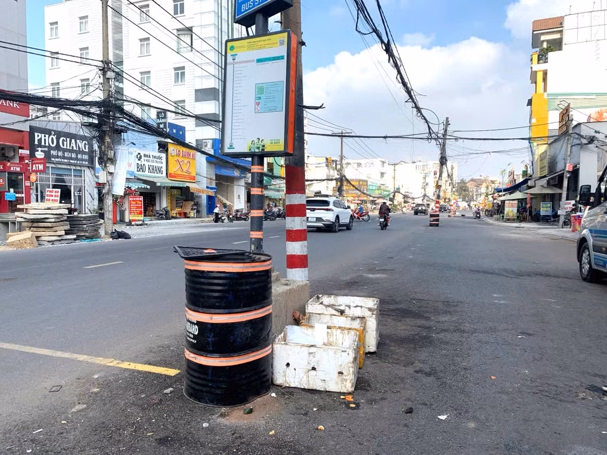 Nguyên nhân chủ yếu là do công tác bồi thường, giải phóng mặt bằng và thủ tục chuyển kinh phí cho ngành điện lực vẫn đang trong quá trình hoàn tất. Hiện hồ sơ di dời đã được gửi về các địa phương để thẩm định và triển khai các bước tiếp theo.