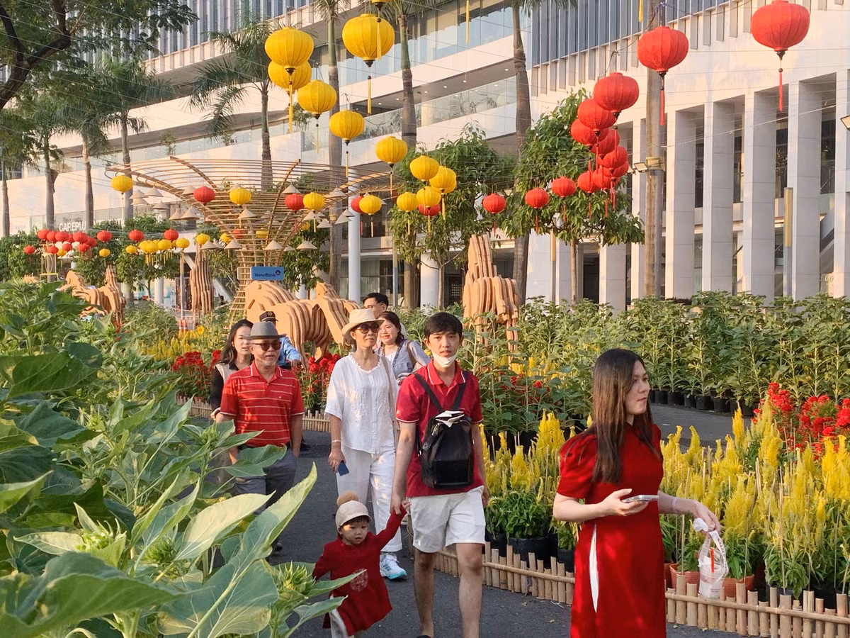 Đường hoa Phú Mỹ Hưng (quận 7 cũ, một trong những khu đô thị đầu tiên và hiện đại nhất TP HCM) Tết Bính Ngọ 2026 dự kiến mở cửa từ 24 tháng Chạp đến hết ngày mùng 4 Tết (tức 11 - 20/2/2026). Hiện công nhân đang thi công ngày đêm để hoàn thiện những công đoạn cuối cùng, kịp đưa đường hoa phục vụ người dân dịp Tết đến Xuân về.
