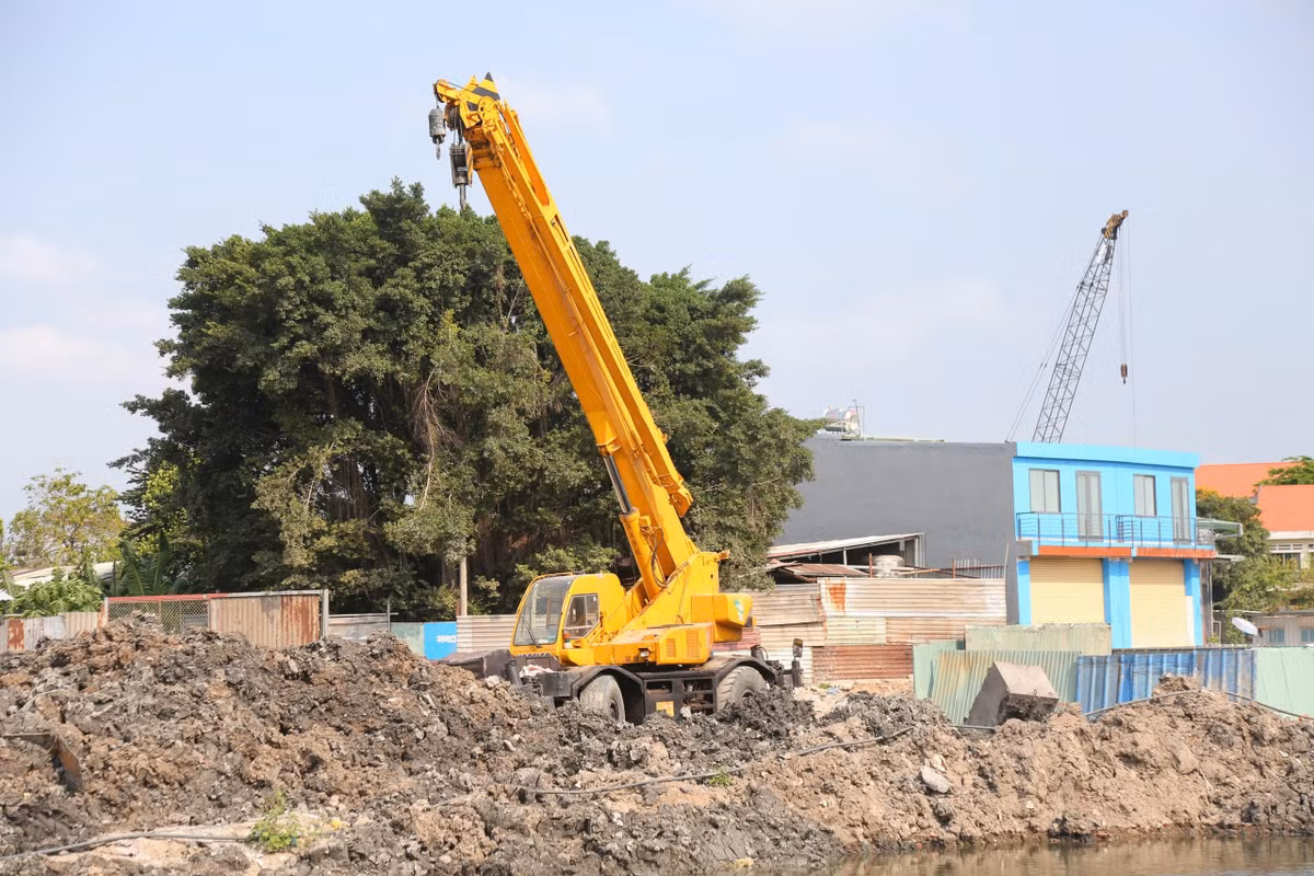 Tại một số đoạn thuộc gói thầu XL02, mặt bằng hai bên rạch đang được dọn dẹp để chuẩn bị thi công. Gói thầu được khởi công cuối năm 2025, thời gian thi công khoảng 960 ngày, dự kiến hoàn thành vào năm 2028.