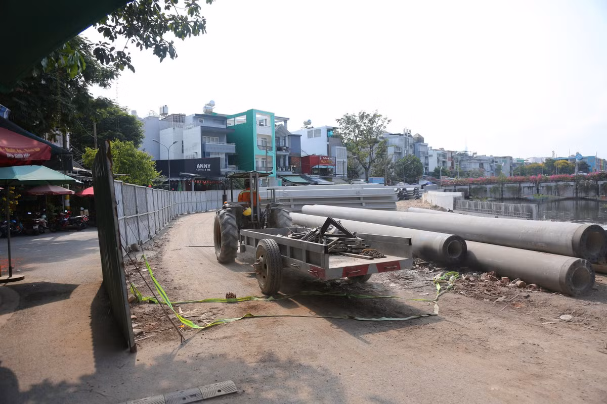 Ở gói XL03, máy xúc, xe chở vật liệu ra vào liên tục, các hạng mục kè bờ và cải tạo lòng rạch dần hình thành