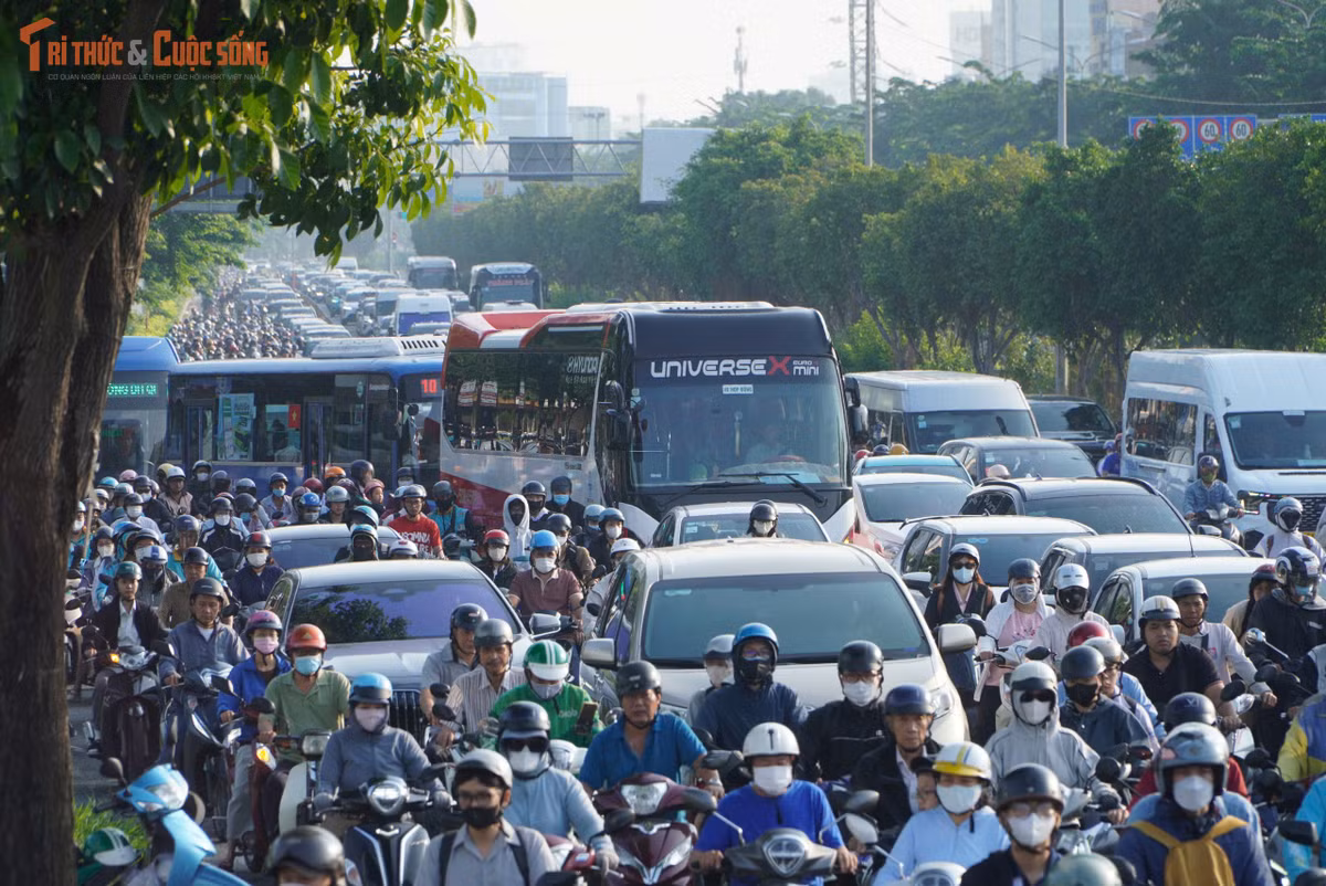 Đến hơn 8h, nhân viên công ty cây xanh phối hợp lực lượng chức năng vẫn đang cưa hạ, thu dọn thân và cành cây. Giao thông qua đoạn đường này tiếp tục được điều tiết để phục vụ công tác giải tỏa hiện trường.