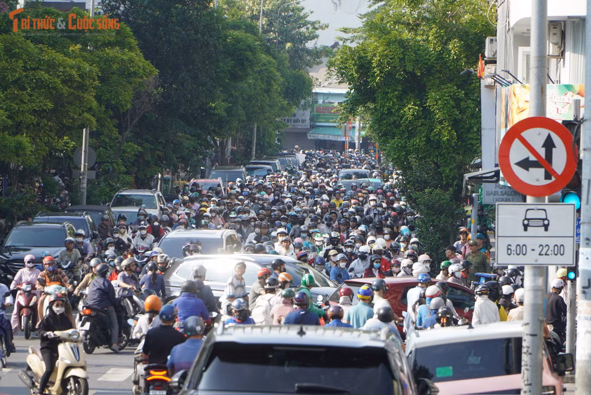Một chốt được bố trí cách hiện trường khoảng 200m, hướng dẫn xe từ Đinh Tiên Hoàng chuyển hướng qua Nguyễn Văn Giai.