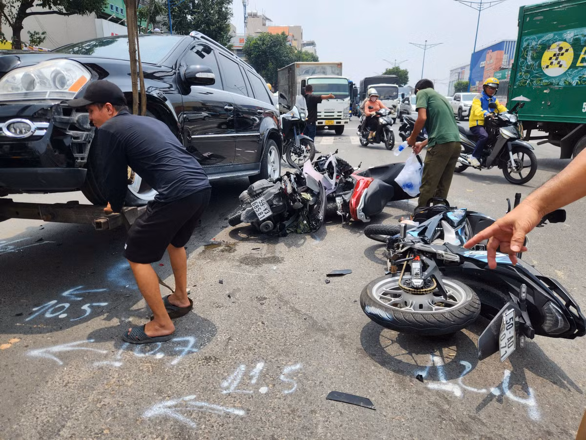 Vụ tai nạn khiến một số nạn nhân bị thương, xây xát, nhiều người một phen kinh hoàng. Nạn nhân bị thương được chuyển đi cấp cứu sau đó.
